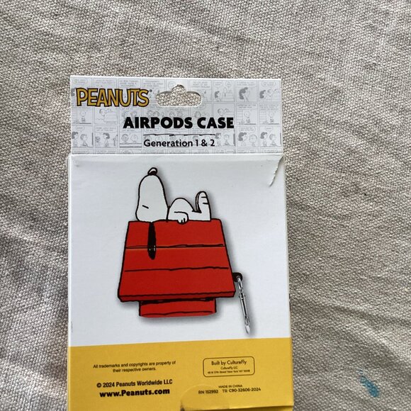 Snoopy Peanuts AirPods Case Gen 1 & 2 – Doghouse Design – New in Box - Picture 2 of 4